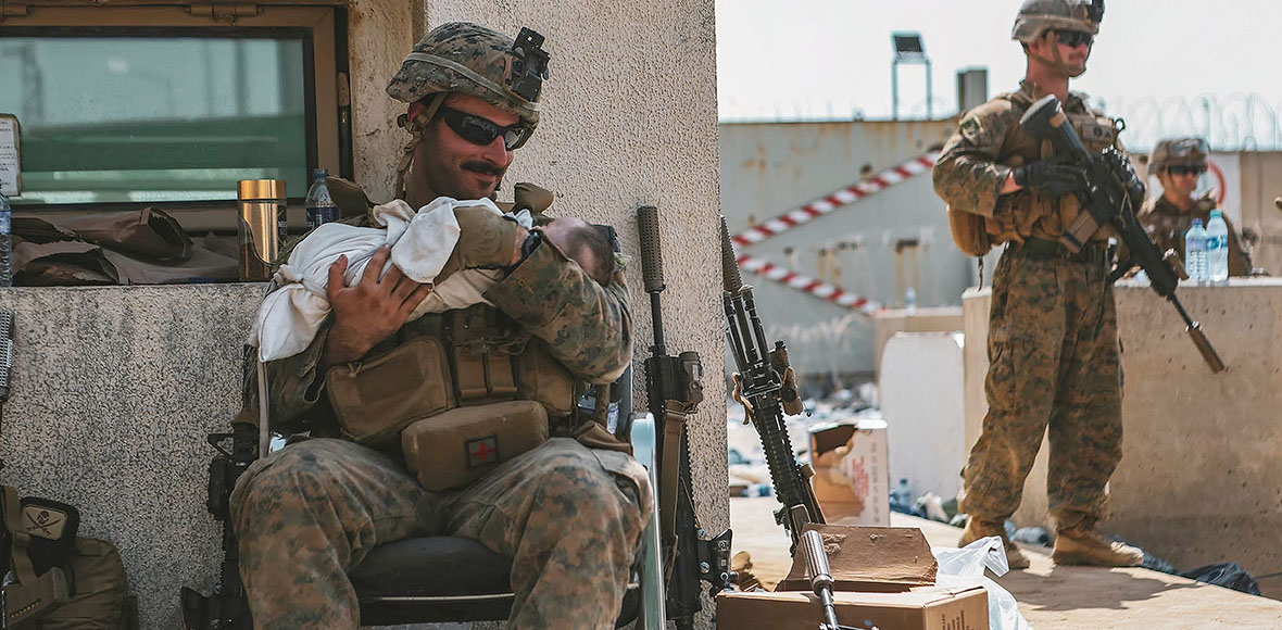 Στρατιώτες απομακρύνουν Αφγανούς πολίτες από την Καμπούλ